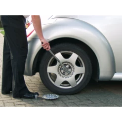 Siegen Wheel Master Wrench (525mm) 9 Siegen Wheel Master Wrench (525mm) -Professional Tools Sales 2024 S0472 ACT2 ON WHEEL NUTS