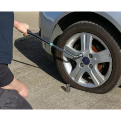 Siegen Wheel Master Wrench (525mm) 8 Siegen Wheel Master Wrench (525mm) -Professional Tools Sales 2024 S0472 ACT ON WHEEL NUTS