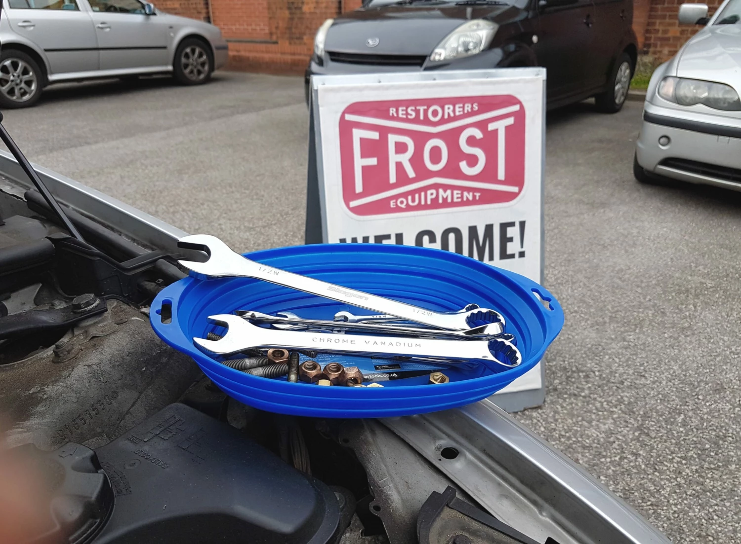 Retractable Magnetic Parts / Tools Tray 6 Retractable Magnetic Parts / Tools Tray - Image 4