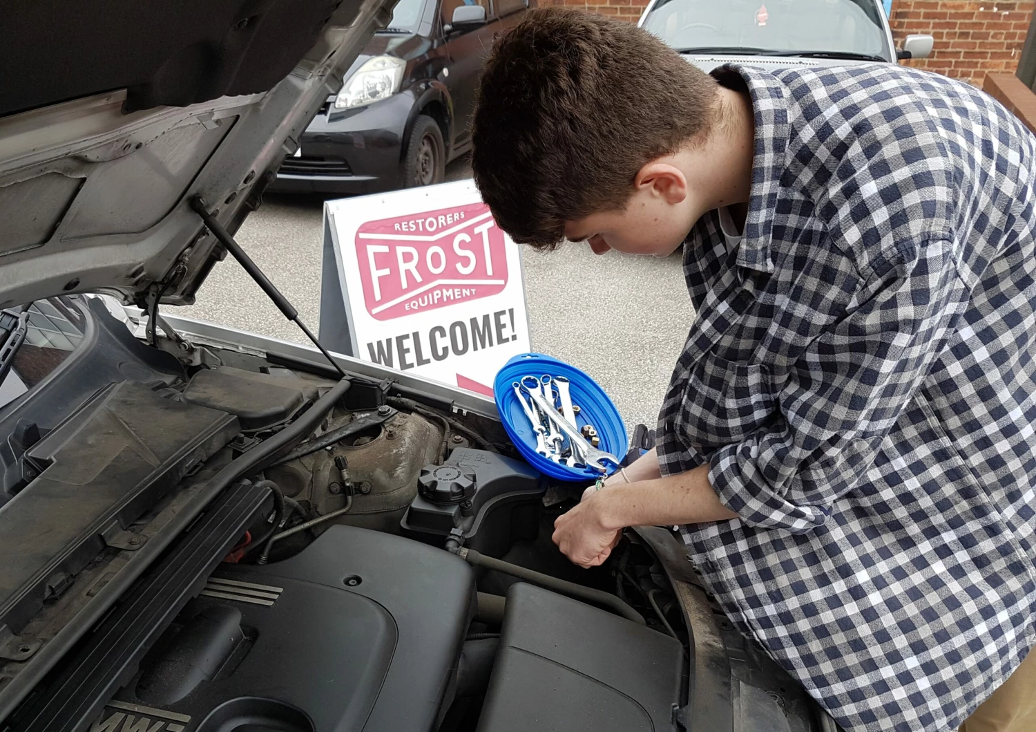 Retractable Magnetic Parts / Tools Tray 7 Retractable Magnetic Parts / Tools Tray - Image 5